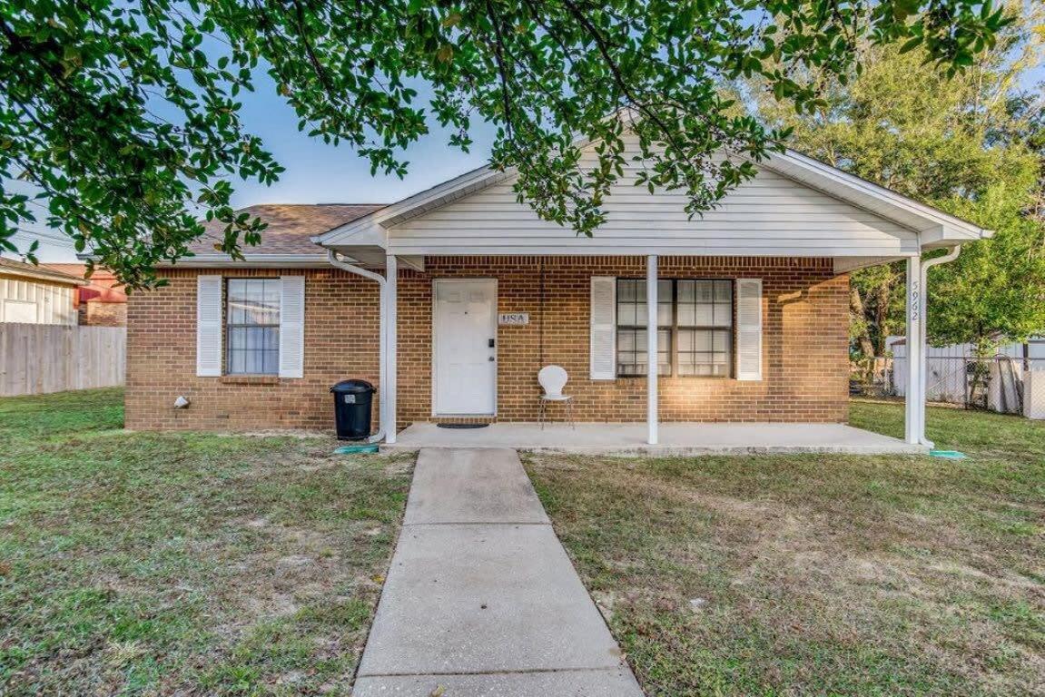 Brilliant In Bellview-Back Unit-- Mins To Nas Pensacola, Beach, Shopping 外观 照片